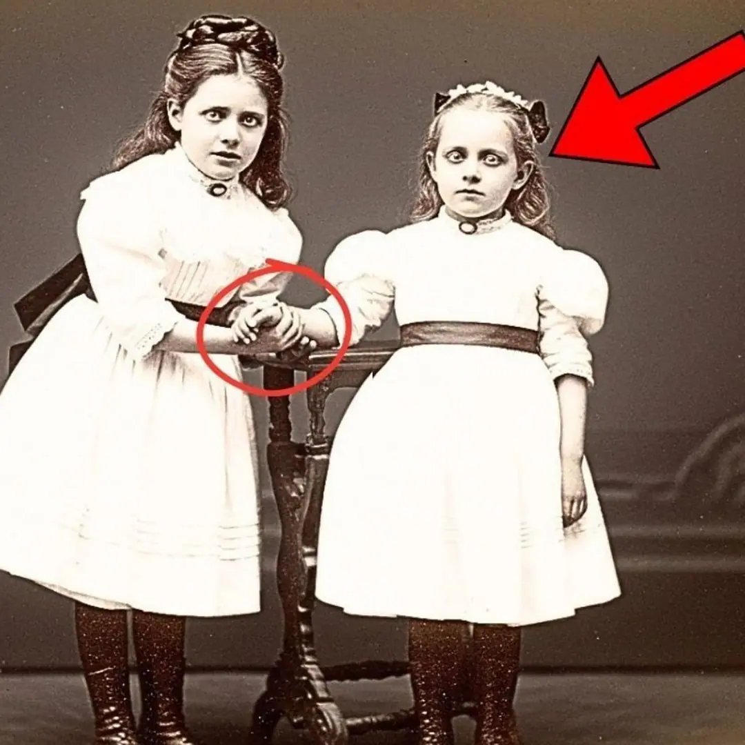 Cette photo de 1888 montrant deux soeurs se tenant la main paraissait attendrissante jusqua ce que la restauration revele le pire .jpg